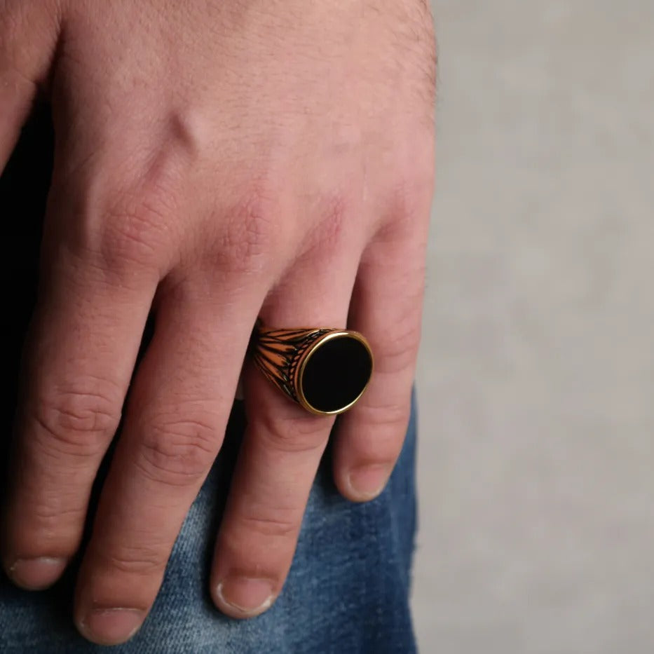 onyx stone ring (gold)