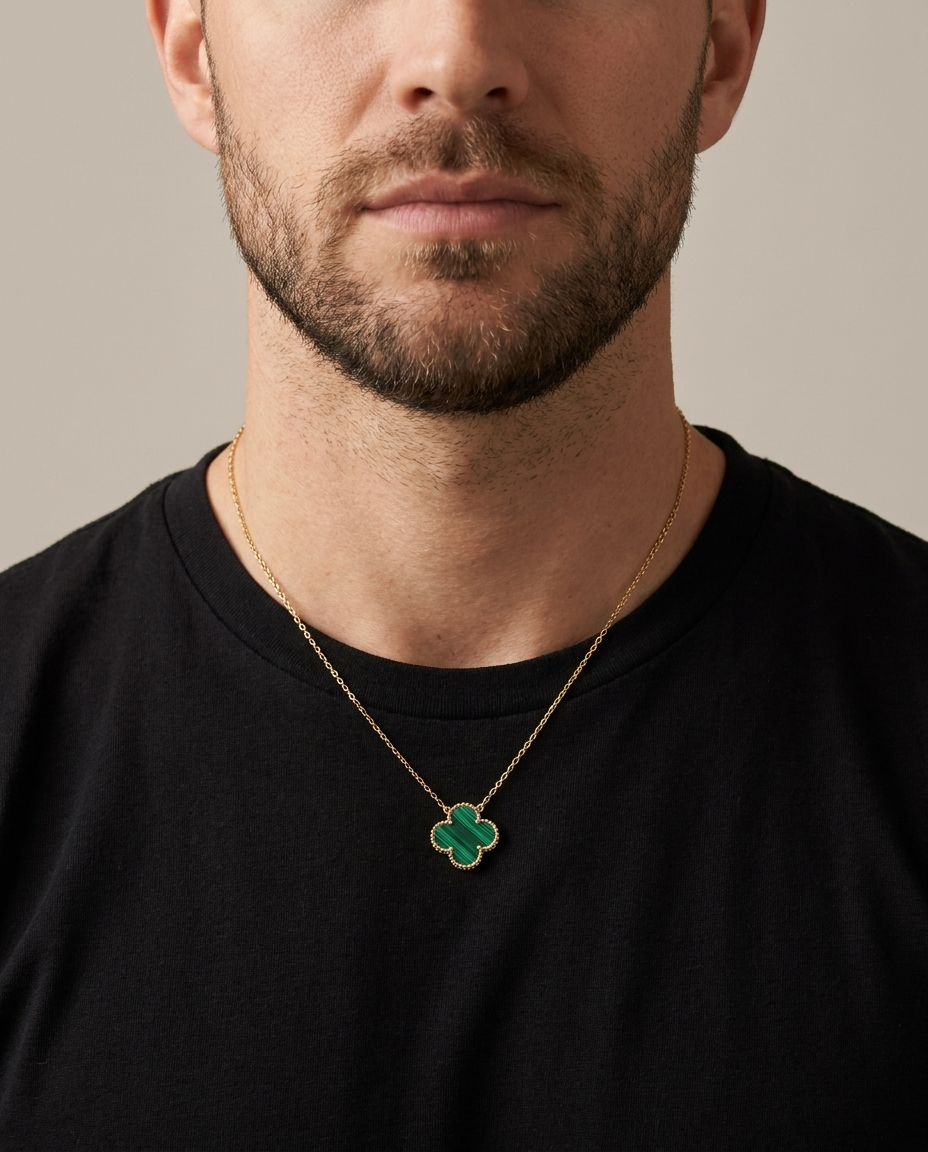 Lucky Charm Green Pendant Gold - Gedragen