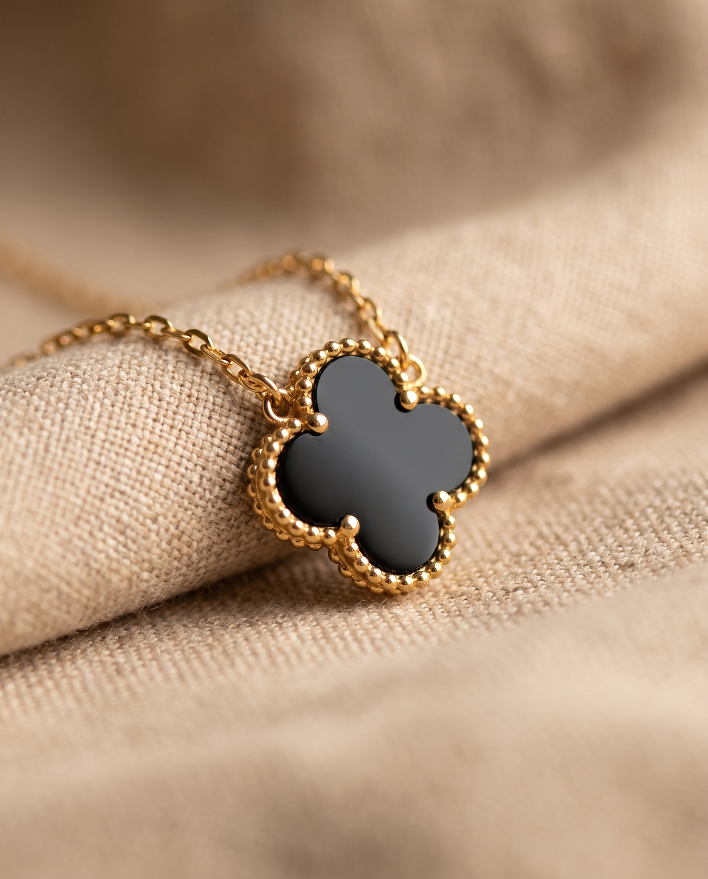 Lucky Charm Black Pendant Gold - Macro