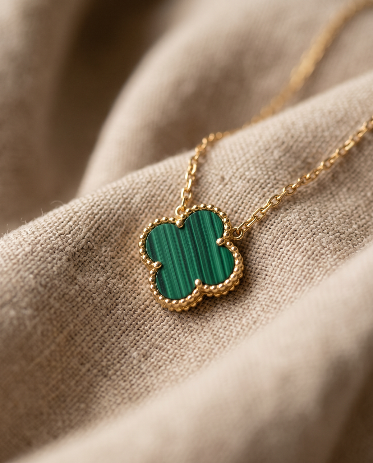 Lucky Charm Green Pendant Gold - Macro