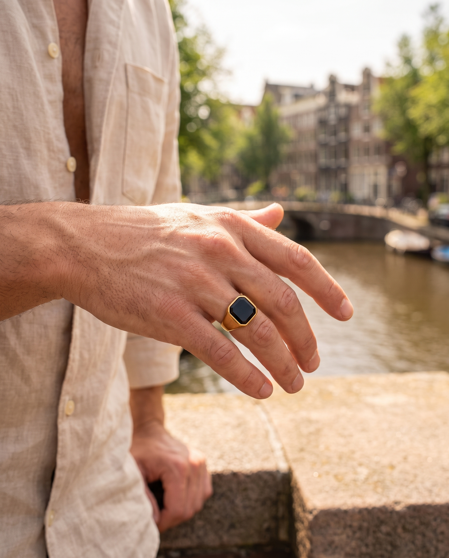 Eclipse ring (gold) - Lifestyle