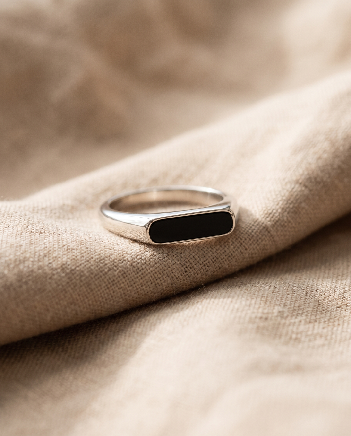 Onyx round Stone ring (silver) - Macro